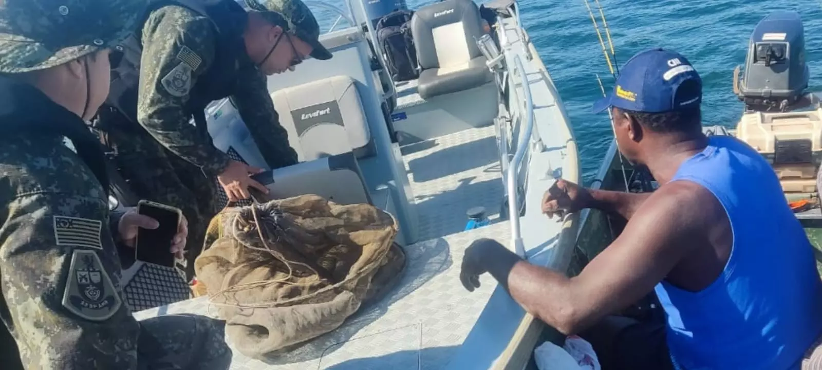 HOMEM FLAGRADO PESCANDO EM PERÍODO DE PIRACEMA É MULTADO EM R$ 1,1 MIL EM PAULICÉIA