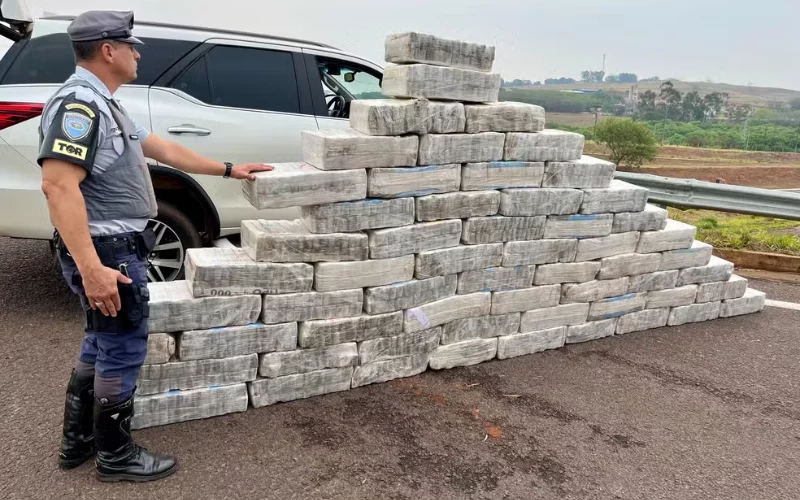 Polícia Rodoviária apreende quase uma tonelada de maconha transportada dentro de veículo furtado, em Flórida Paulista