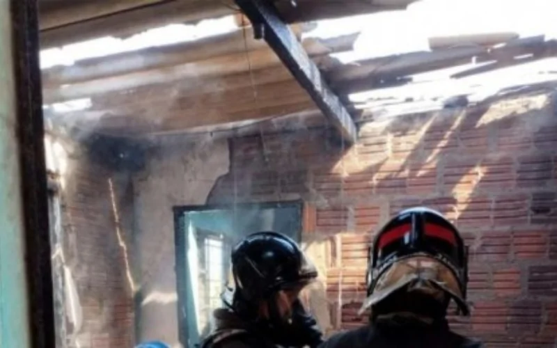 Incêndio destrói casa na Vila Cavaru e mata quatro filhotes de cachorro