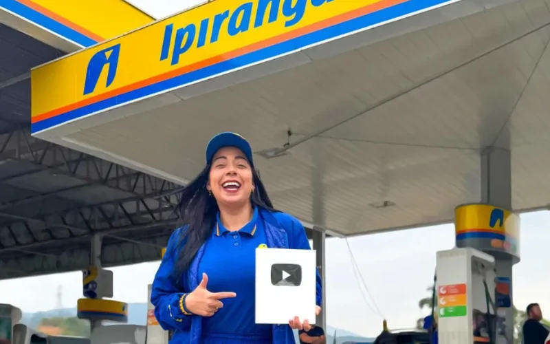 De Osvaldo Cruz, frentista criadora de conteúdo digital conquista placa de prata do Youtube
