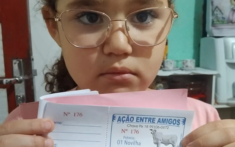 Criança de Sagres precisa arrecadar R$ 12 mil para cirurgia no olho direito