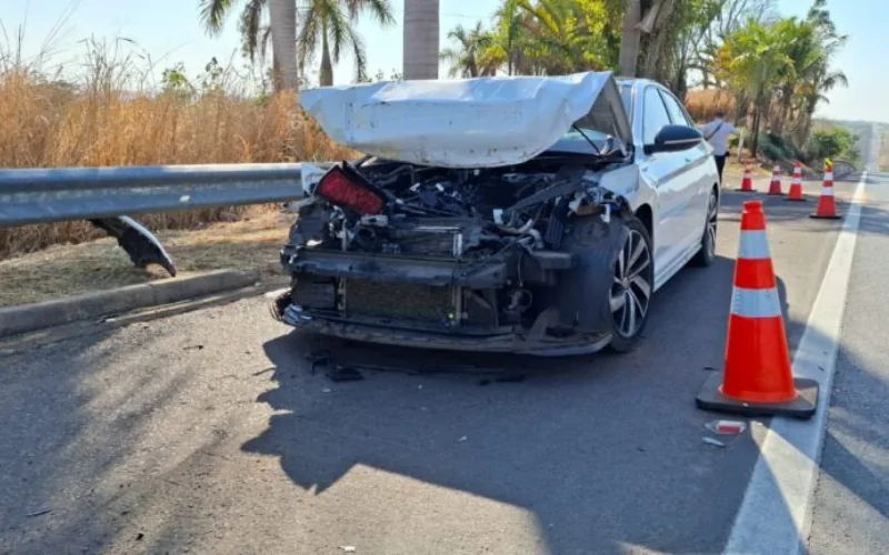 Carro bate na traseira de caminhão na SP-294 em Osvaldo Cruz