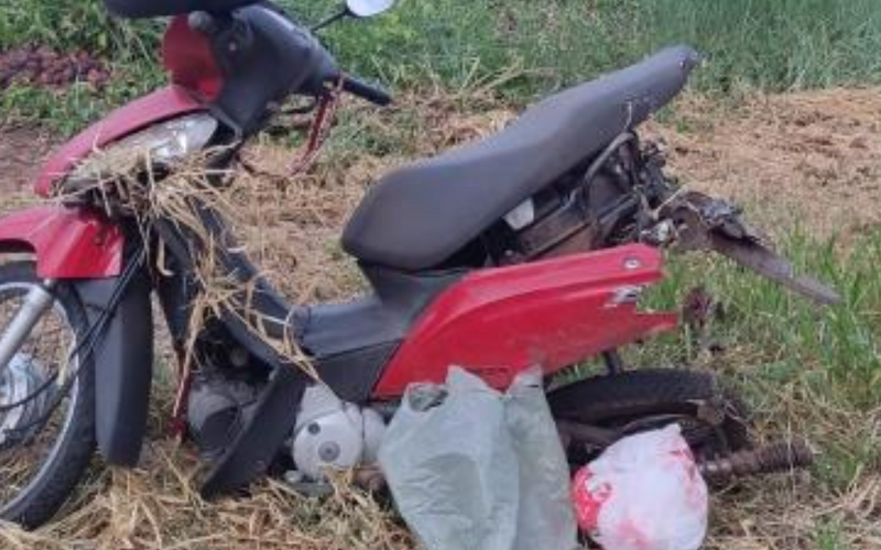 Acidente entre um carro e três motos.