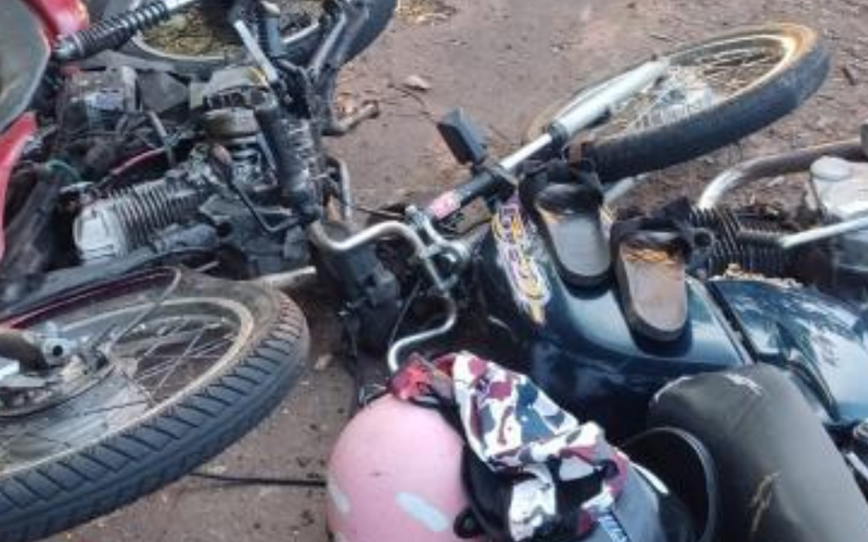 Acidente entre um carro e três motos.