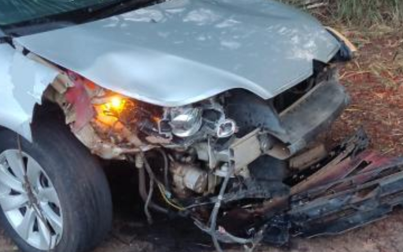 Acidente entre um carro e três motos.